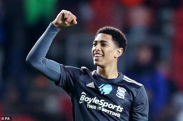 安全感满满！德保罗穿跨栏背心当梅西“保镖”，苏牙贴身紧跟（安全感拉满！德保罗穿跨栏背心护驾梅西，苏牙全程紧随）