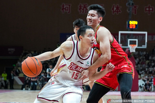 2米门将&“6国元帅”：两名法国球员随阿森纳U16夺冠（两位法国球员助阿森纳U16夺冠：2米门神与“六国元帅”）