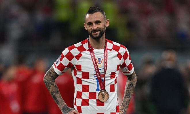 冠军捧杯时刻！这张合影里，有国乒三连冠的荣光，更有竞技体育的热血与温情！（捧杯瞬间定格！这一合影凝聚国乒三连冠的荣耀，也写满竞技体育的热血与温情）