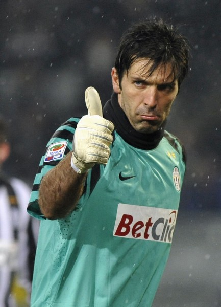 克罗斯评历史最佳11人：C罗左边锋，梅西前腰，马尔蒂尼入选（克罗斯评选史上最佳十一人：C罗踢左边锋、梅西任前腰，马尔蒂尼在列）